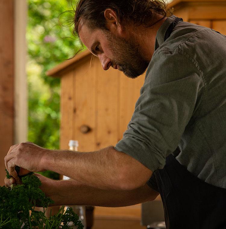 Le chef étoilé Willem Hiele choisit ses herbes locales pour la préparation de ses croquettes de crevettes locales.