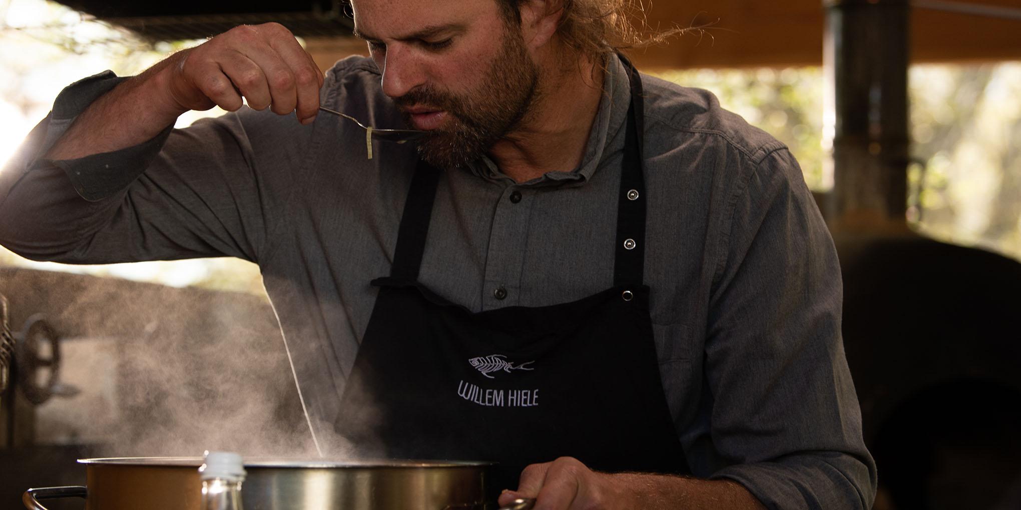 Le chef étoilé Willem Hiele goûte sa préparation de croquettes de crevettes locales.