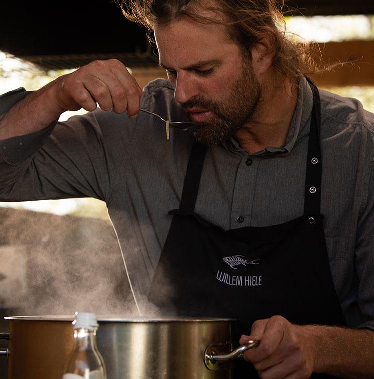 Le chef étoilé Willem Hiele goûte sa préparation de croquettes de crevettes locales.