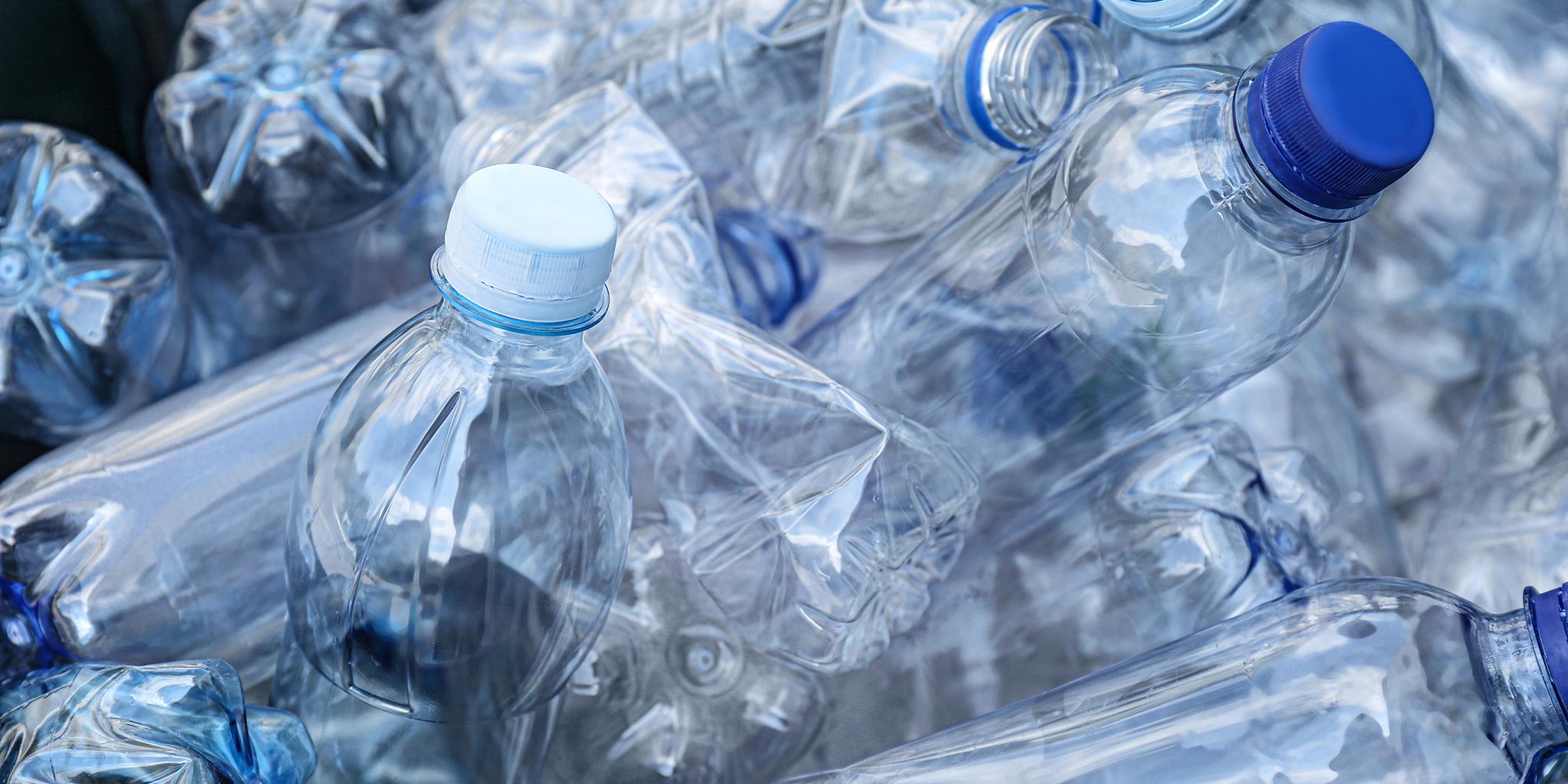 Gebruikte plastic flessen klaar voor recyclage