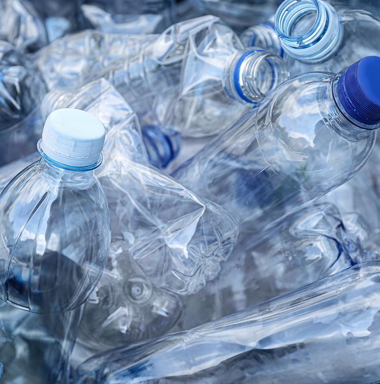 Gebruikte plastic flessen klaar voor recyclage