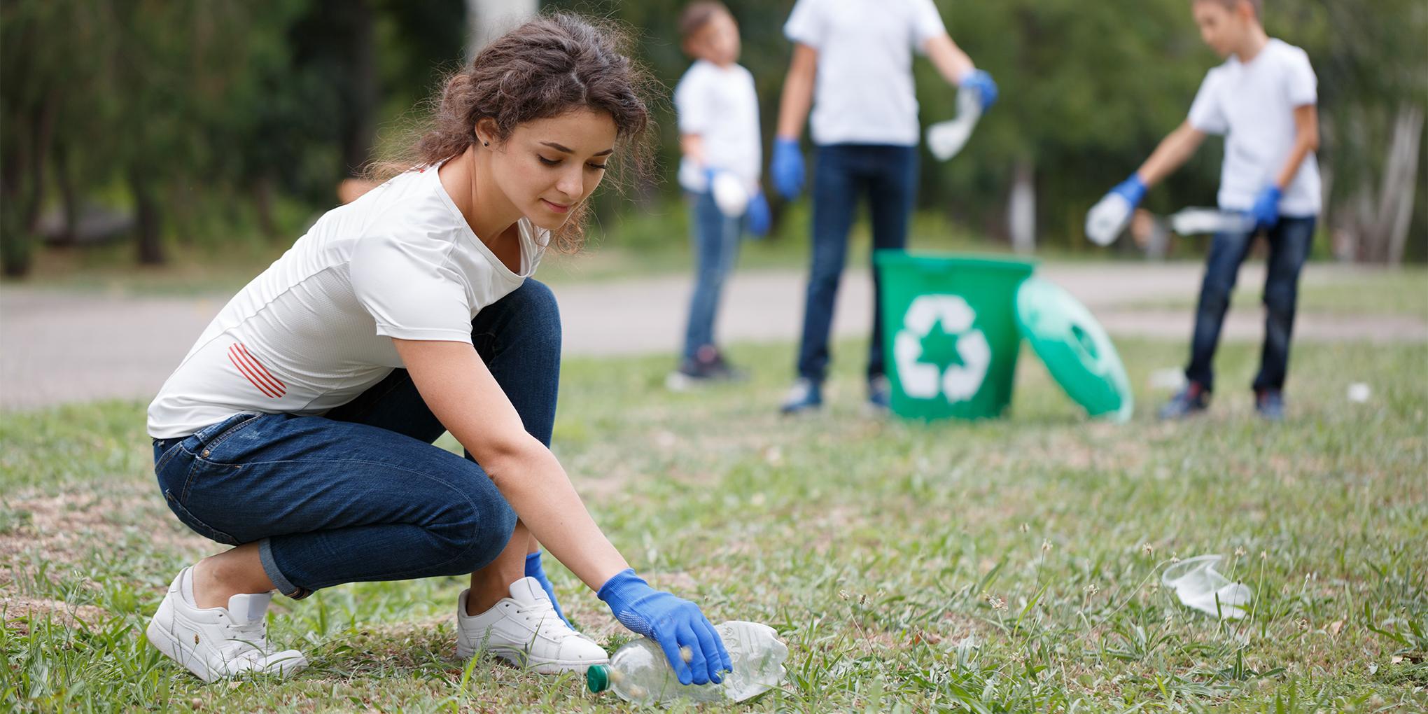 actie van het verzamelen van plastic flessen met meerdere mensen.
