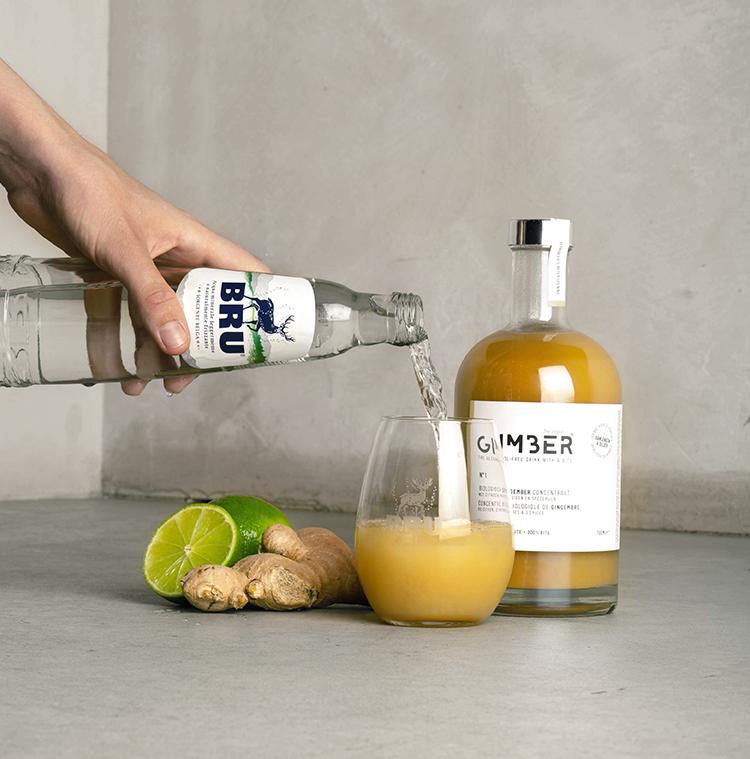 Cocktail avec eau gazeuse, Gimber et citron vert sans alcool