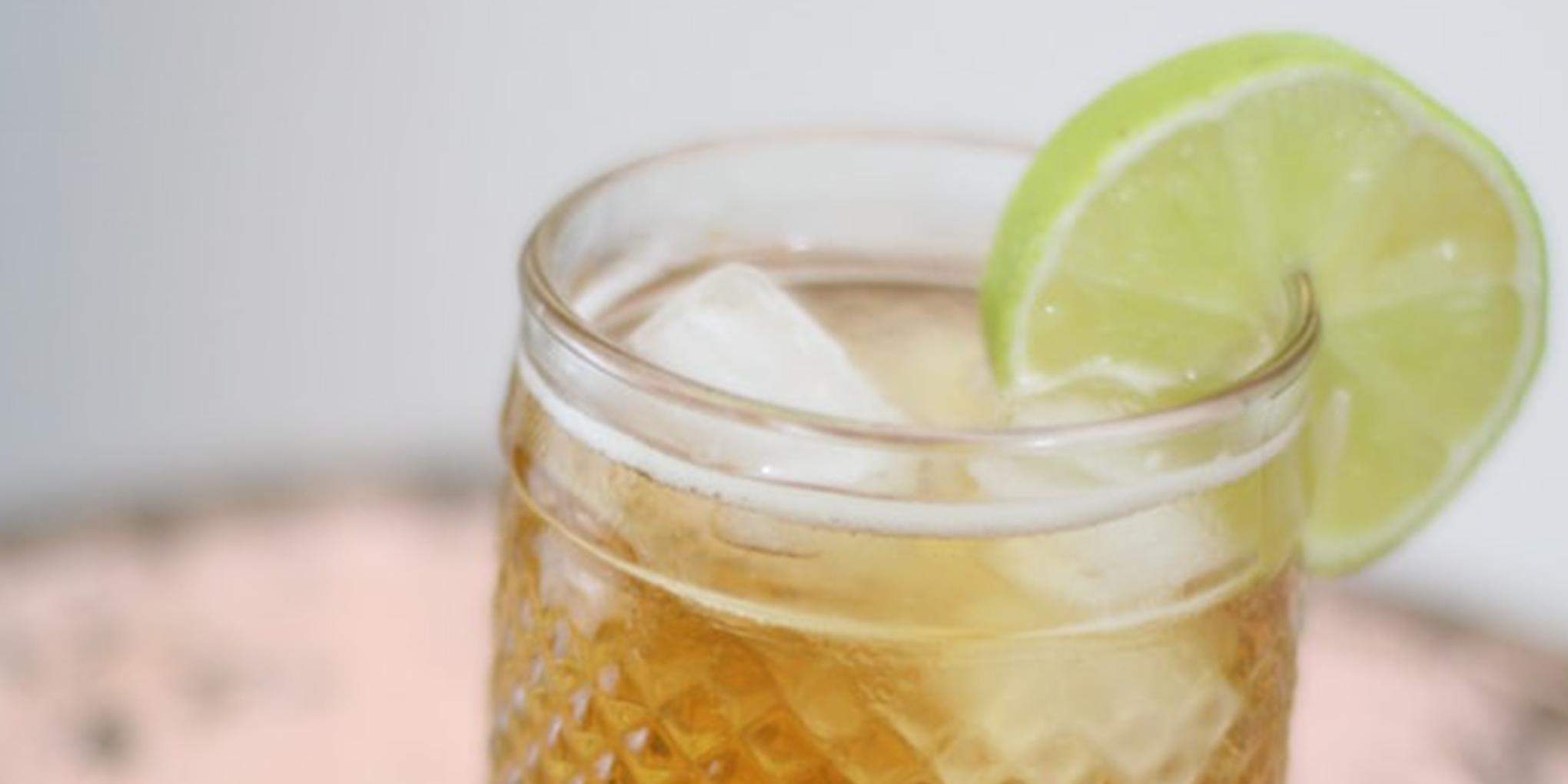 Alcoholvrije cocktail met licht bruisend water, appel-perensap en citroen