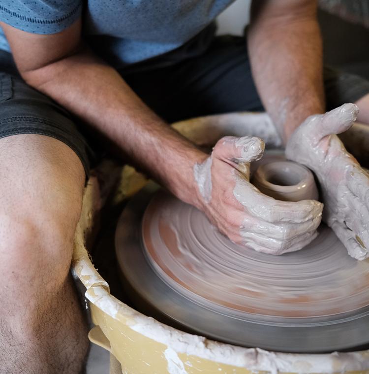 artisan local en train de faire de la poterie