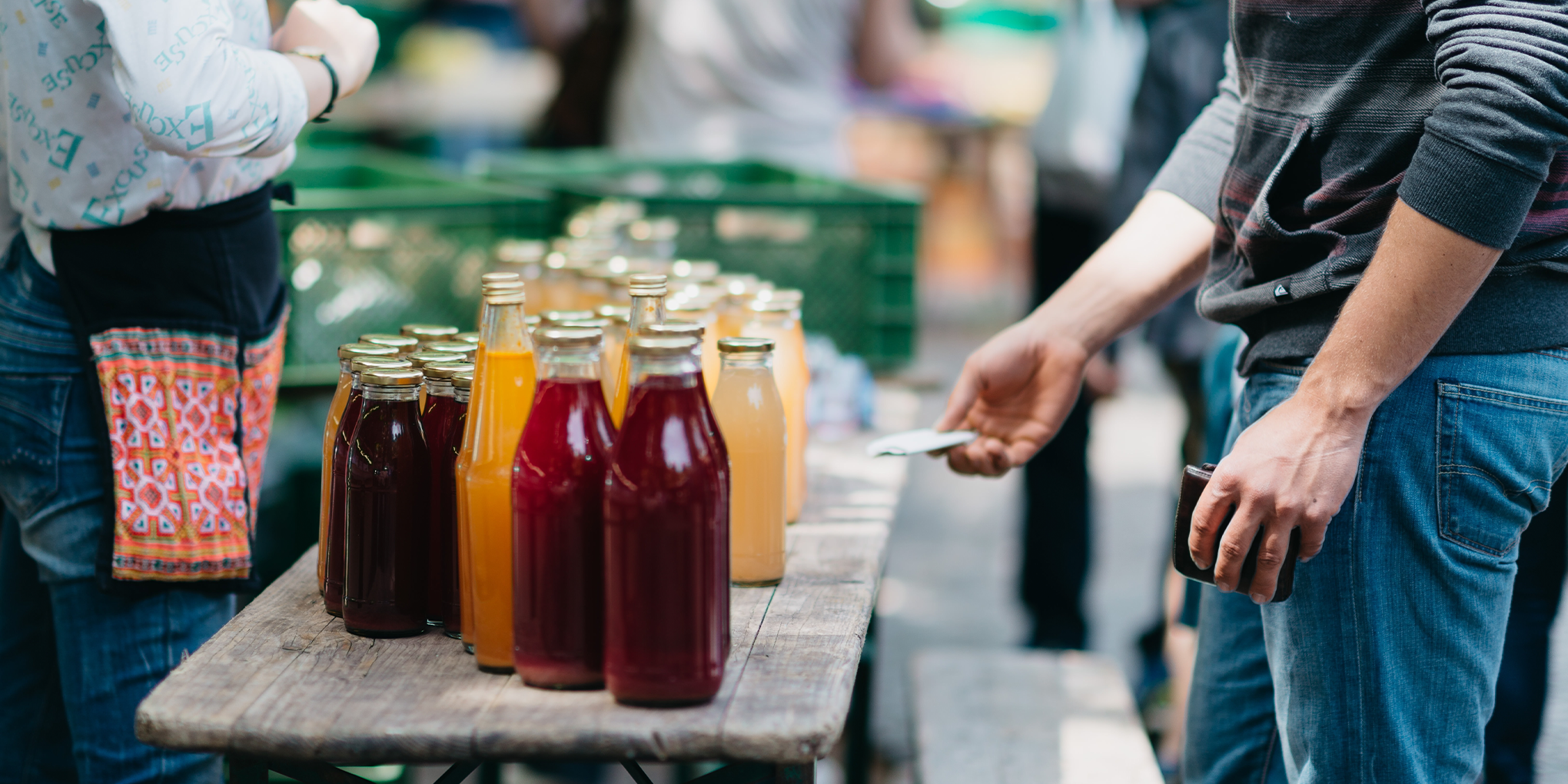 Verkoop van sapjes op een markt van lokale producenten