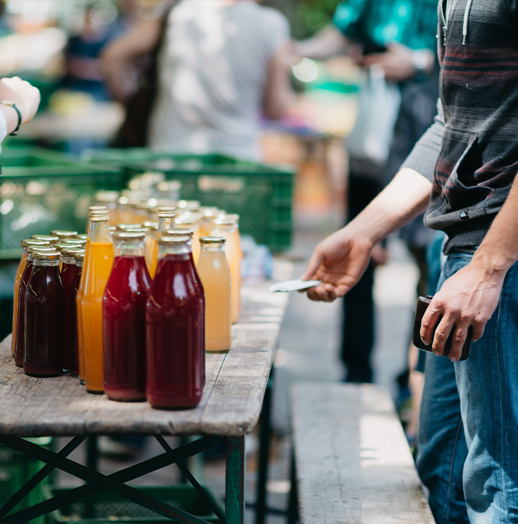 Vente de jus dans un marché de producteurs locaux