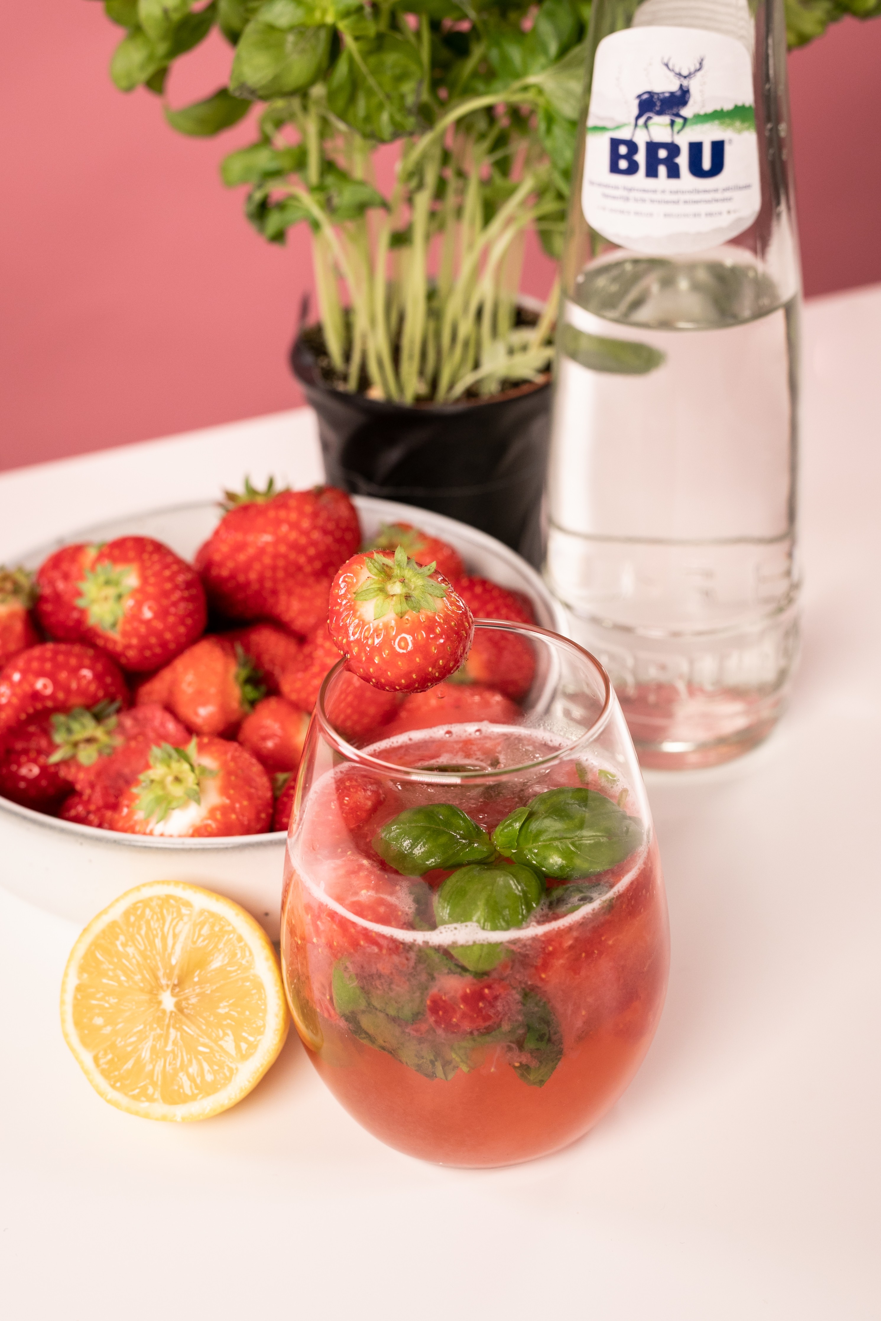 Mocktail met aardbeien en basilicum