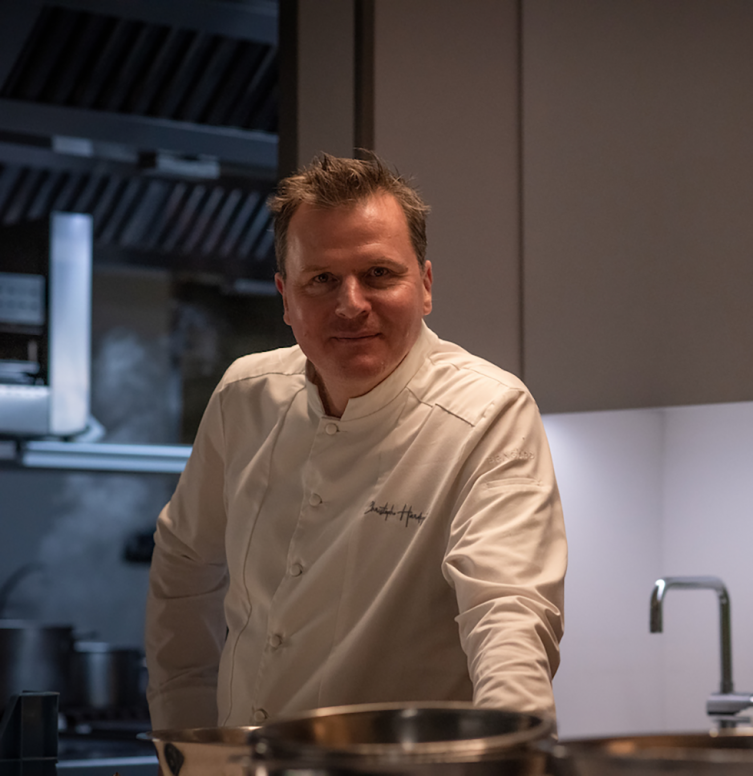 MICHELIN 2-sterrenchef Christophe Hardiquest in de keuken van zijn restaurant Bon-Bon