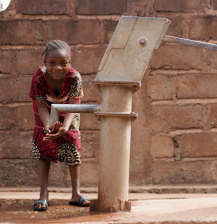 enfants qui pompent de l'eau à un puit d'eau potable au Rwanda