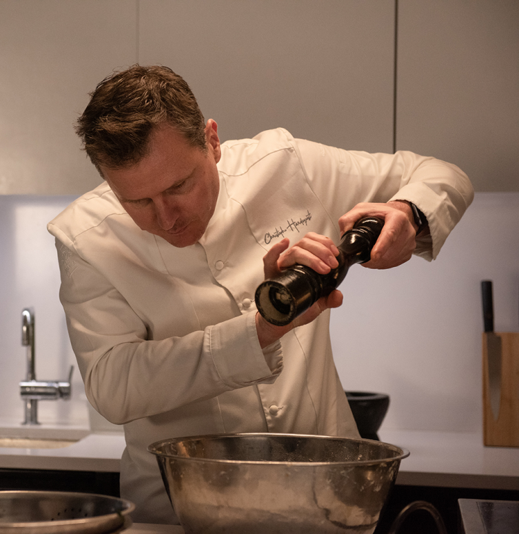 Christophe Hardiquest dans les cuisines de son restaurant Bon-bon